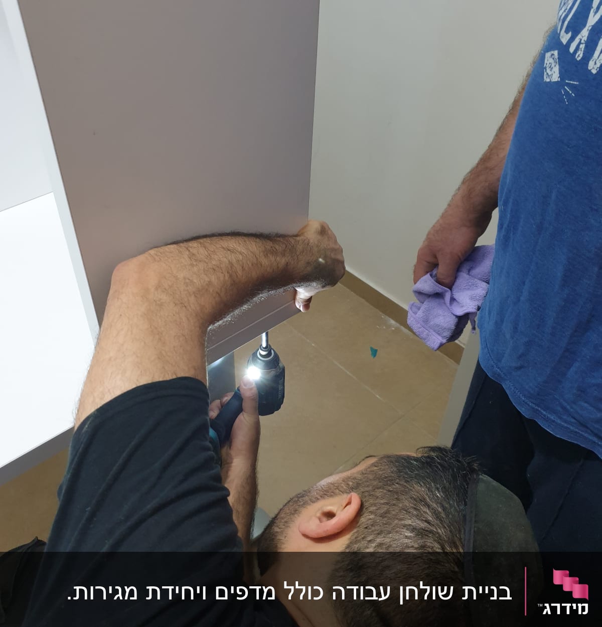 נגר משתמש במברגה להרכבת רהיט